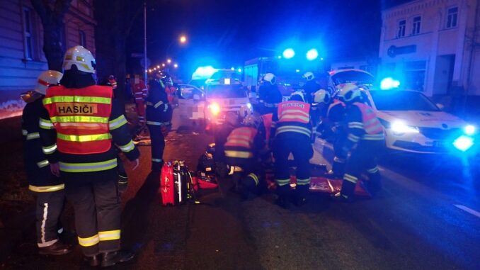 31.12.2021 silvestrovský ohňostroj Kroměříž: resuscitace osoby sražené vozem.. náš člen byl na místě a jako první zahajoval resuscitaci jedné z žen, následně ve spolupráci s kolegy z červeného kříže